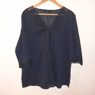 Camicia blu con maniche lunghe e pizzo
