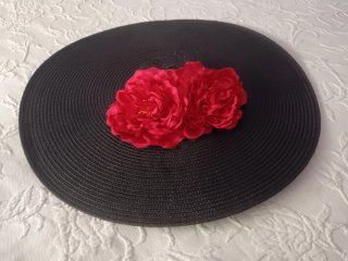 Pamela negra con flores rojas