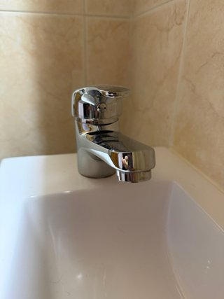 Mueble de baño con lavabo y grifo URGE VENTA