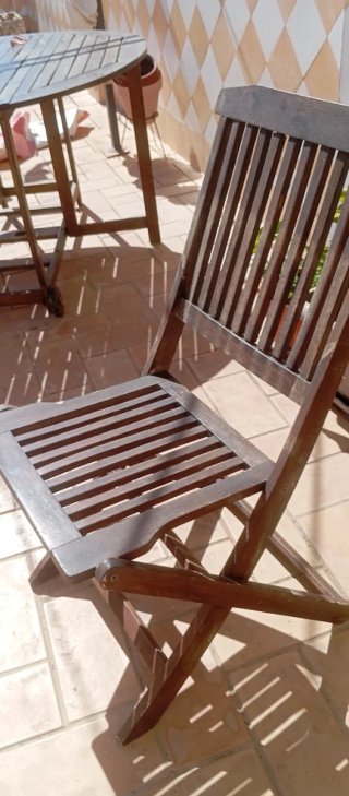 Set tavolo e sedie da giardino in legno