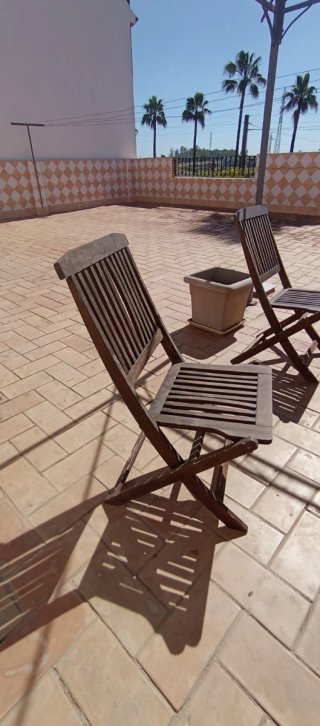 Set tavolo e sedie da giardino in legno