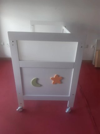 Cuna de madera blanca