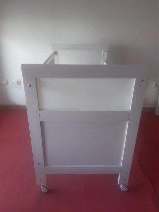 Cuna de madera blanca
