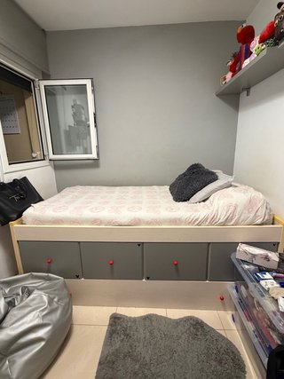 Cama con 4 cajones y 2 camas.