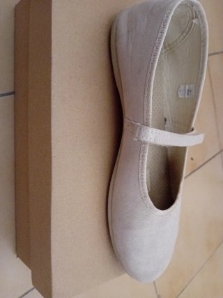 Zapatos planos beige con tira