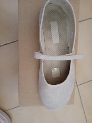 Zapatos planos beige con tira