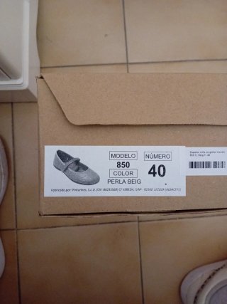 Zapatos planos beige con tira