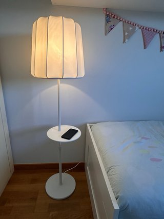 Lámpara de pie con base para cargar móvil