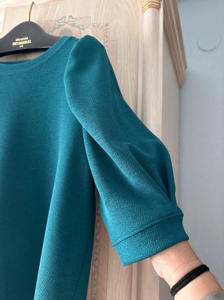 Vestido verde azulado con mangas abullonadas