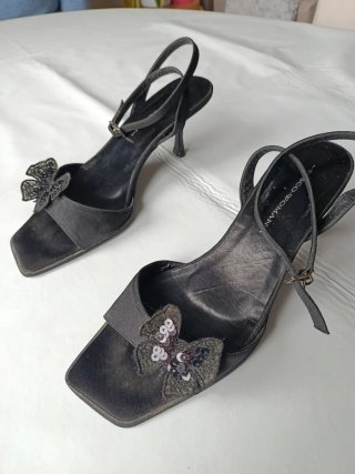 Sandalias tacón negras mariposa
