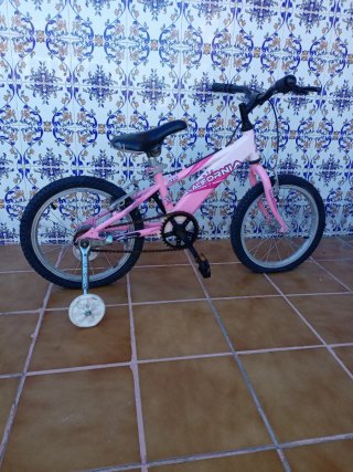 Bicicleta infantil rosa con ruedines