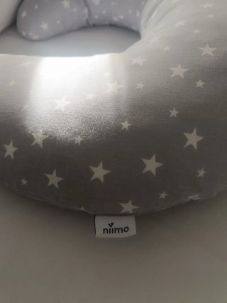 Cojín de lactancia Nimo con estrellas