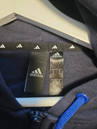 Sudadera Adidas con capucha y detalles azules