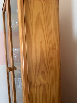 Estantería de madera y cristal