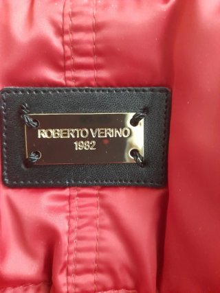 Parka roja con cinturón y capucha