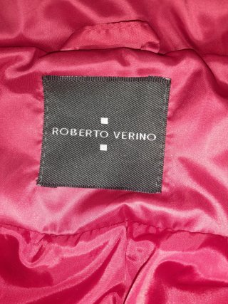 Parka roja con cinturón y capucha