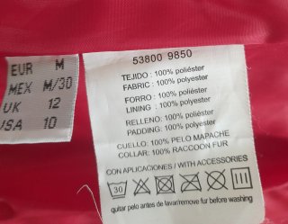 Parka roja con cinturón y capucha