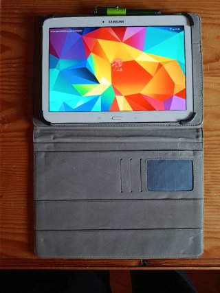 Tablet Samsung con funda verde