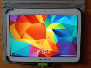 Tablet Samsung con funda verde