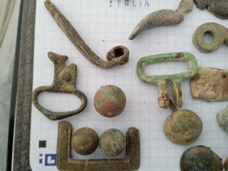 Lotto di oggetti antichi in metallo