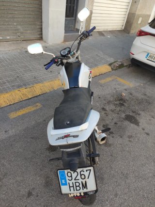 Motor Hispania 125 c Naked Blanca