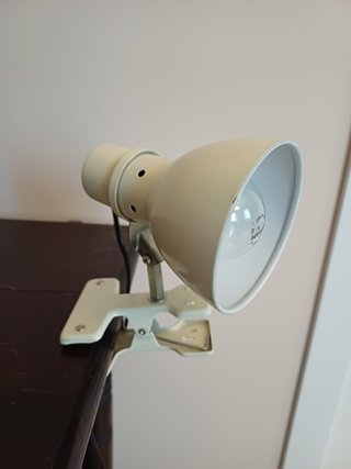 Lampada bianca con morsetto