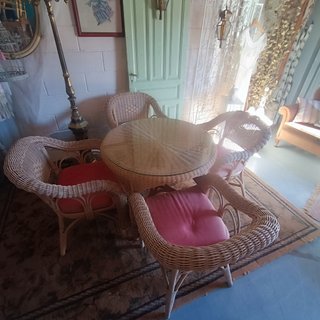 Conjunto mesa y 4 sillones mimbre exterior.