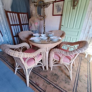 Conjunto mesa y 4 sillones mimbre exterior.