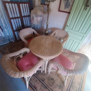 Conjunto mesa y 4 sillones mimbre exterior.