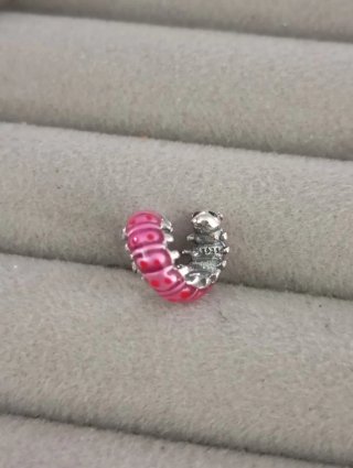 Charm oruga fucsia