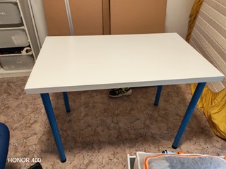 Escritorio blanco con patas azules