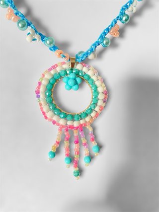 Collana lunga perline colorate con medaglione