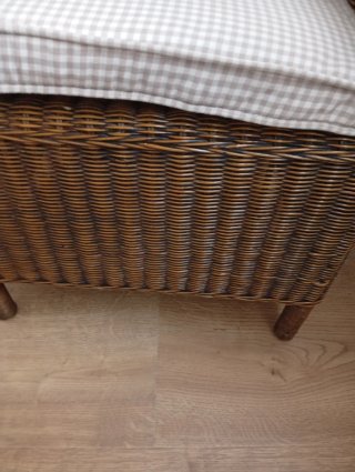 Sillón de mimbre y madera