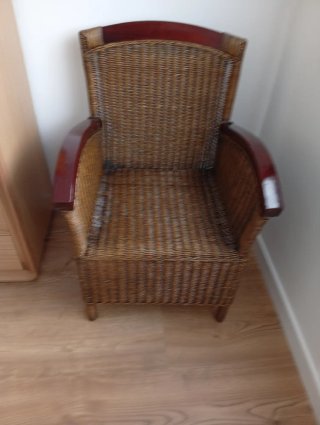 Sillón de mimbre y madera