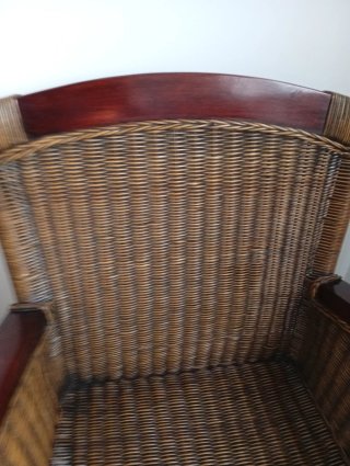 Sillón de mimbre y madera