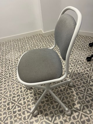 Silla de escritorio pequeña gris y blanca