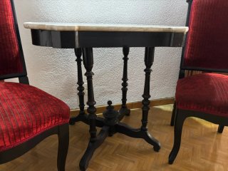 Mesa antigua mármol y 2 butacas terciopelo