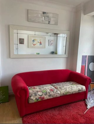 Sofá 2 plazas rojo con estampado