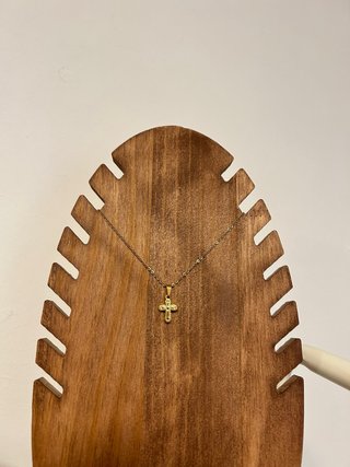 Collar de acero con cruz dorada