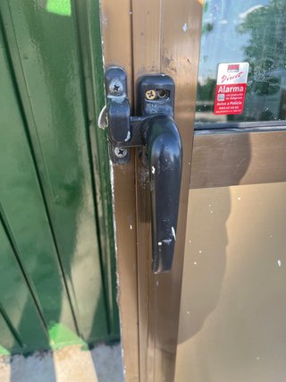 Puerta aluminio con rejas y cristal