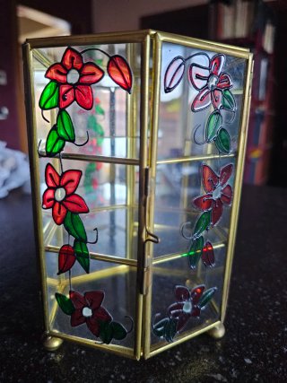 Vetrinetta in miniatura con fiori