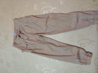 Conjunto Mayoral: Pantalón beige y camiseta blanca