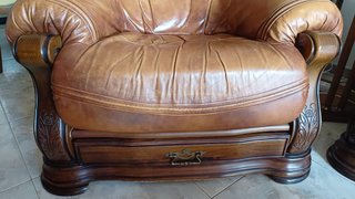 Sofá clásico de piel marrón y 2 sillones