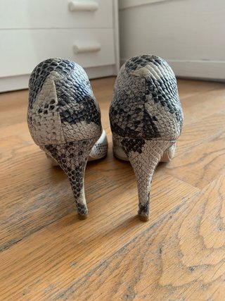 Sandalias tacón piel pitón gris y beige