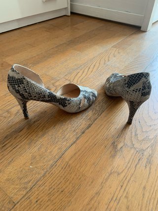 Sandalias tacón piel pitón gris y beige