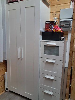 Armario y cajonera blanca