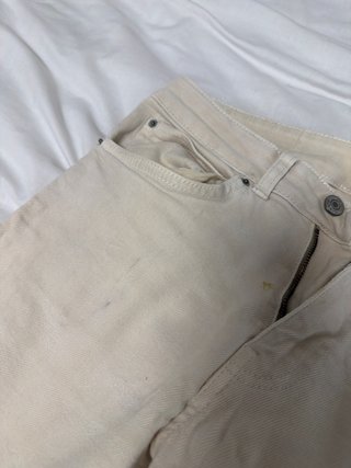 Pantalón pitillo beige desgastado