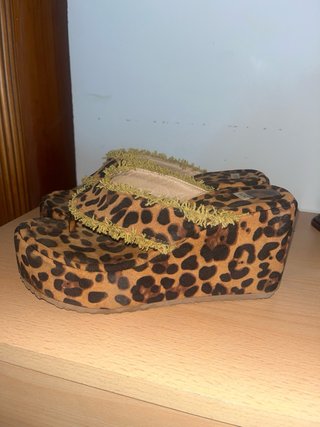 Sandalias leopardo con flecos talla 38