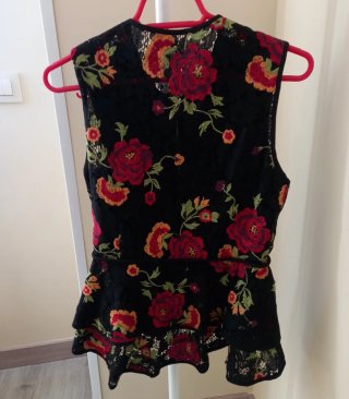 Top floral negro con cremallera
