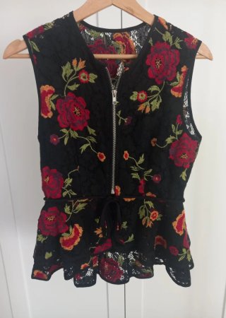 Top floral negro con cremallera